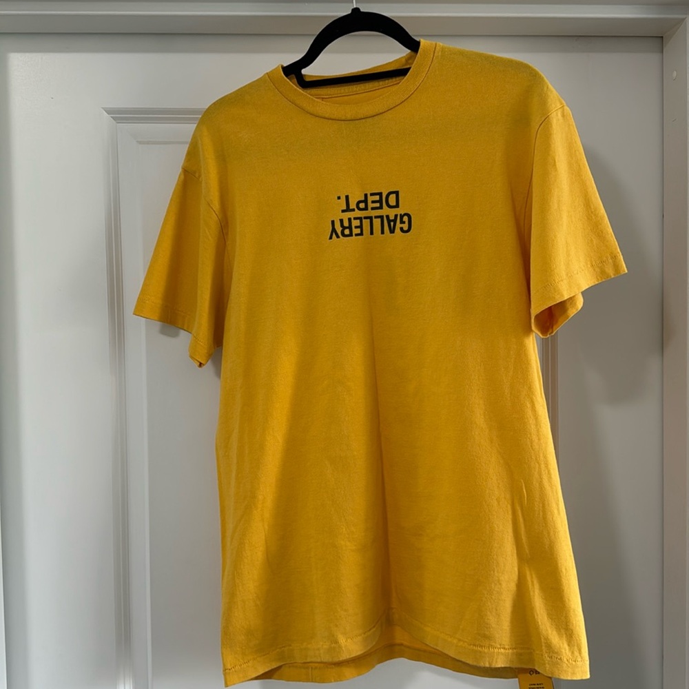 Men’s Medium Gallery Dept. yellow tee shirt.